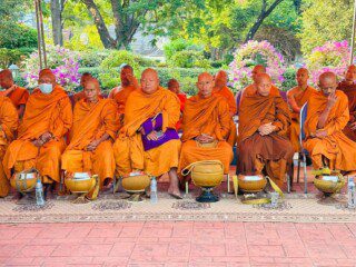 2 เมษายน งานตักบาตร1